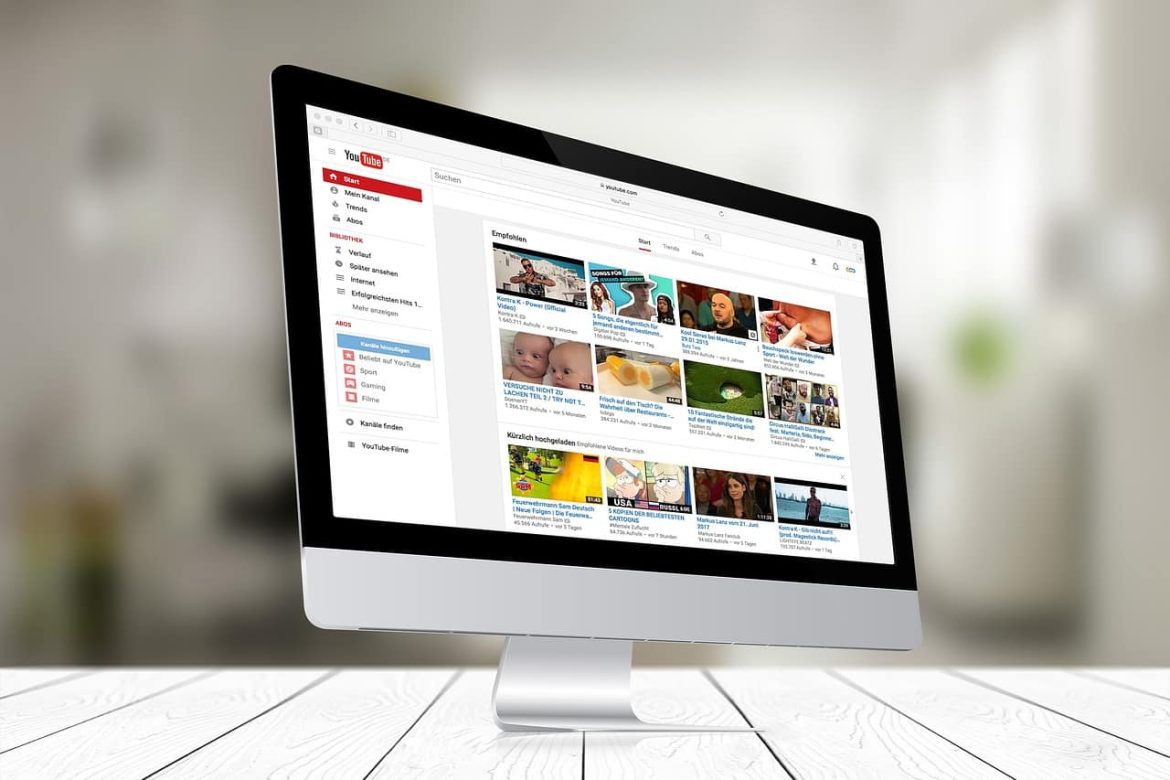Écran d'ordinateur affichant YouTube, plateforme source pour un convertisseur YouTube en mp4