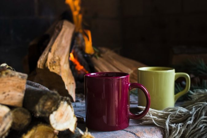 Un homme qui boit un café, avec un "mug" à la main, un exemple d'un moment de détente et de sérénité.