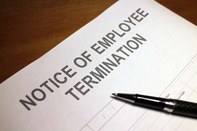 Document intitulé « Notice of Employee Termination » posé sur une table, représentant une situation liée à la rupture conventionnelle.
