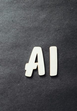 Illustration 3D d'un profil humain numérique transparent relié à un tableau de bord de données éthiques et de bien-être, symbolisant la convergence entre IA et humanité.