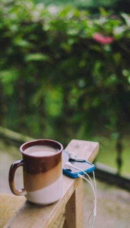 Illustration conceptuelle d'un cerveau humain numérique transparent relié à un tableau de bord de données éthiques et de bien-être, symbolisant la convergence entre L'IA et la Spiritualité.