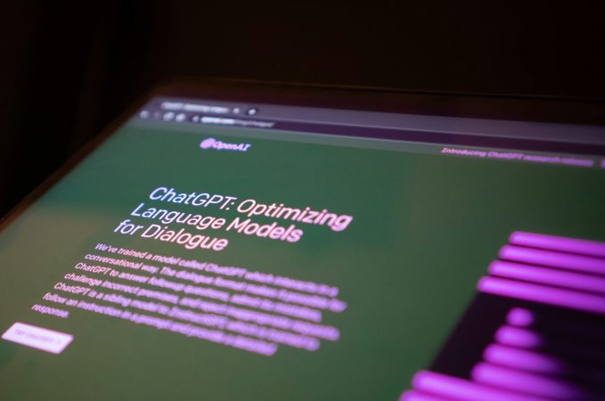 Écran d'ordinateur affichant la page de présentation de ChatGPT par OpenAI, illustrant les outils au cœur d'une communauté partage IA.