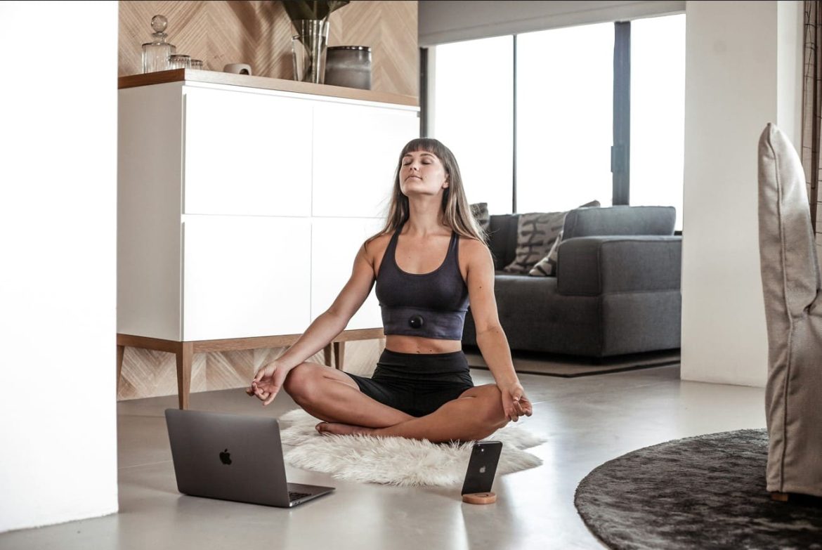 Illustration 3D montrant un cerveau humain numérique transparent relié à un tableau de bord de données éthiques et de bien-être, symbolisant l'action de méditer avec une intelligence artificielle.