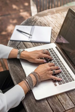 Illustration conceptuelle d'un cerveau numérique entouré d'interfaces holographiques analysant des manuscrits anciens, démontrant l'usage d'outils textes sacrés IA.