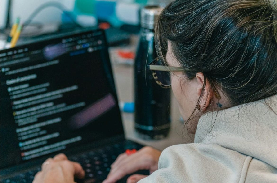 Une infographie futuriste présentant un profil humain numérique au centre d'un tableau de bord analytique pour utiliser l'IA pour organiser une communauté de partage.